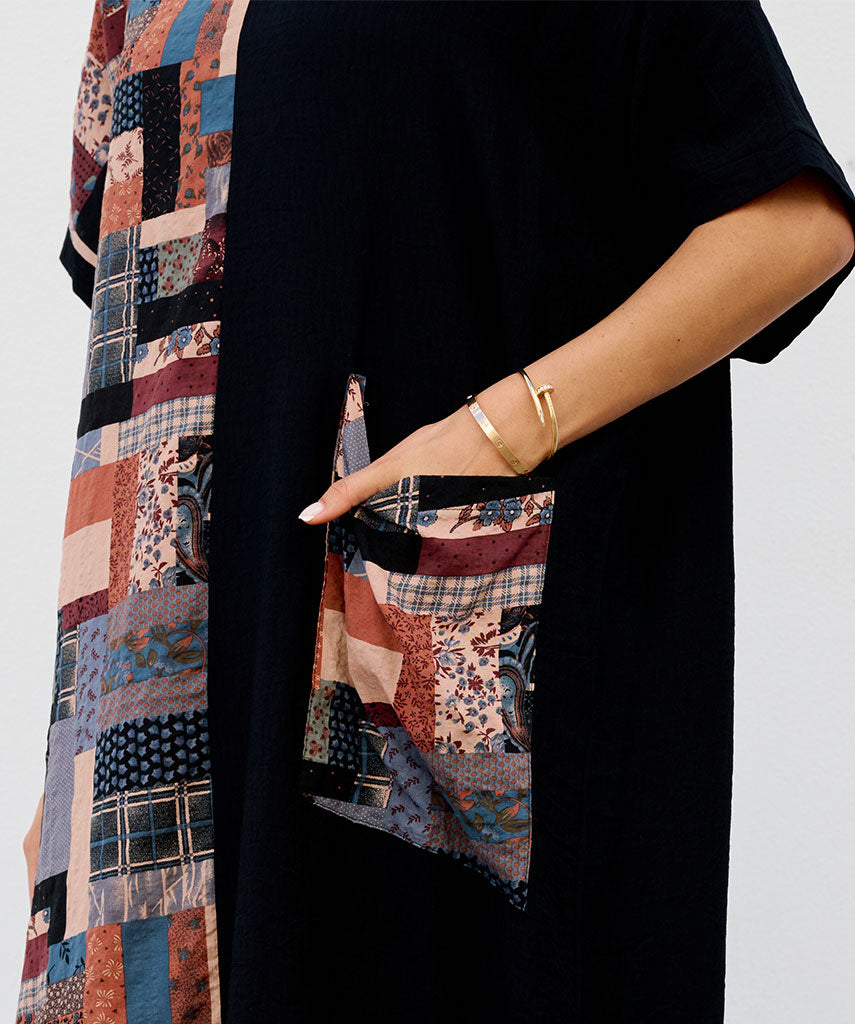 Lässiges Kleid mit einer Tasche