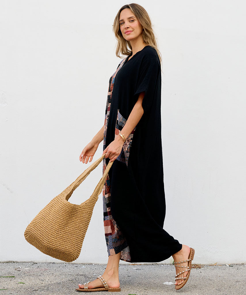 Lässiges Kleid mit einer Tasche