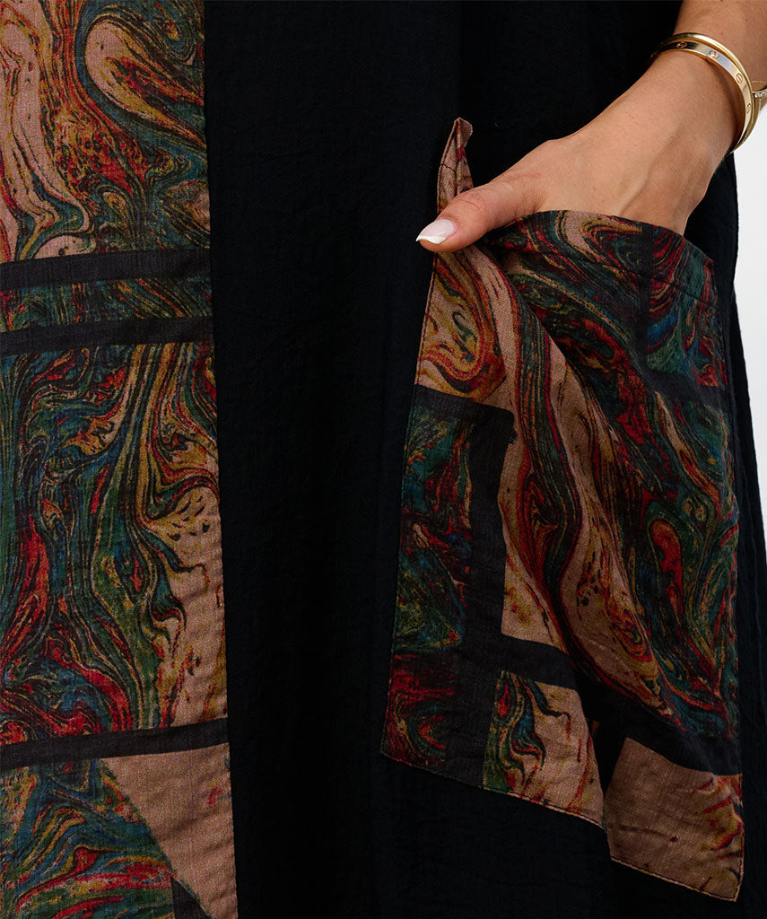 Lässiges Kleid mit einer Tasche
