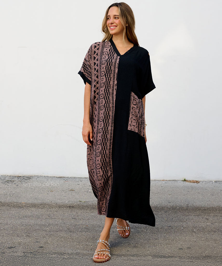 Lässiges Kleid mit einer Tasche