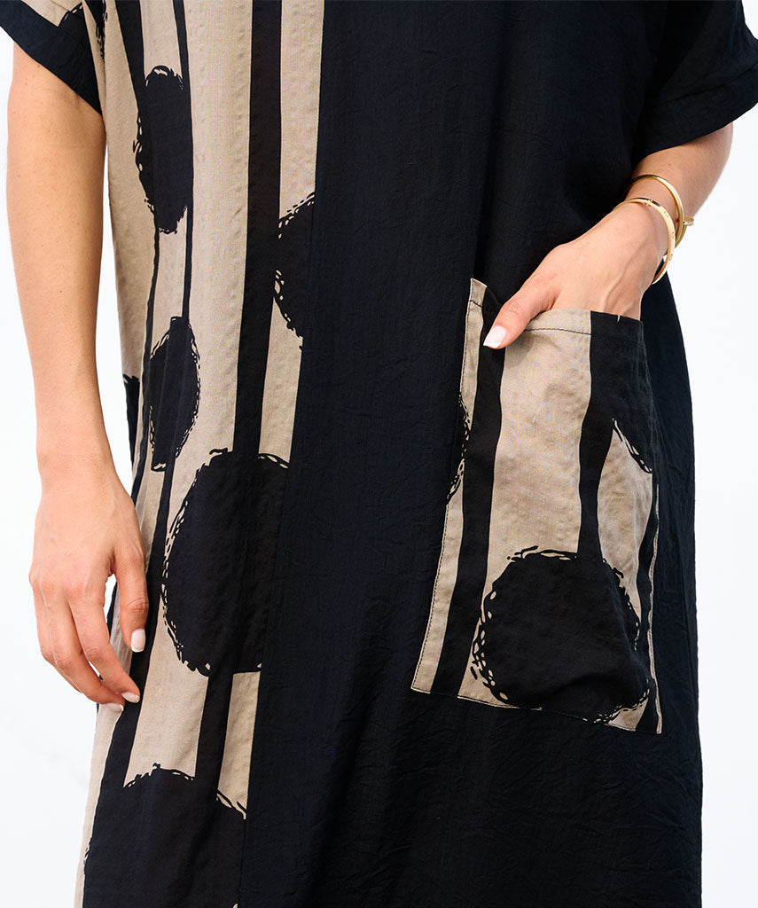 Lässiges Kleid mit einer Tasche