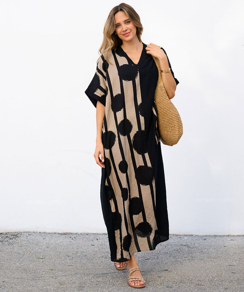 Lässiges Kleid mit einer Tasche