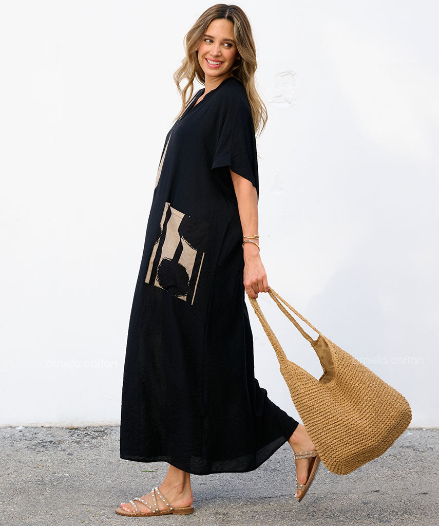 Lässiges Kleid mit einer Tasche
