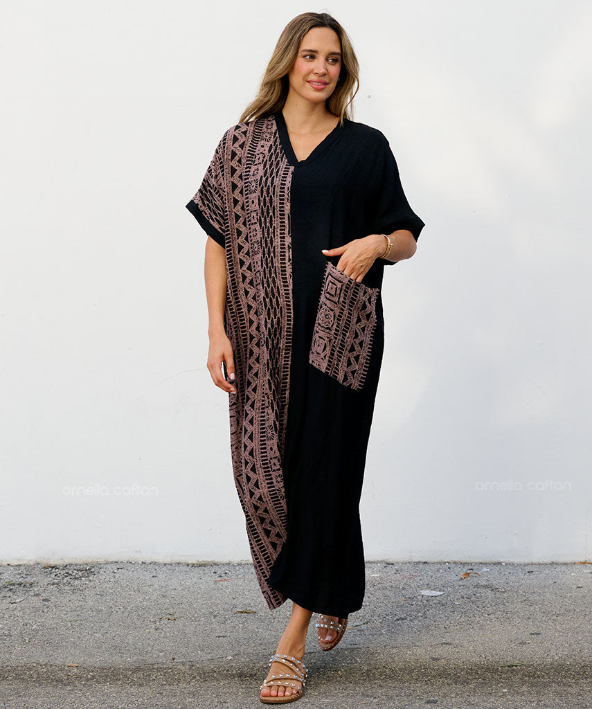 Lässiges Kleid mit einer Tasche