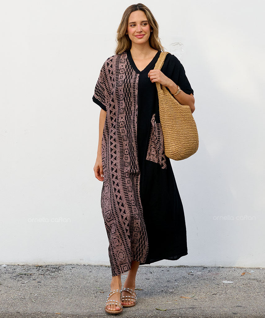 Lässiges Kleid mit einer Tasche