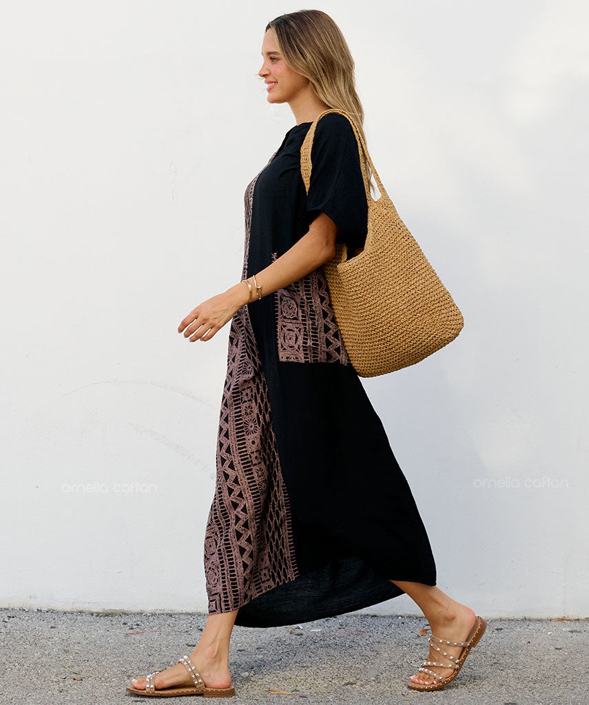 Lässiges Kleid mit einer Tasche